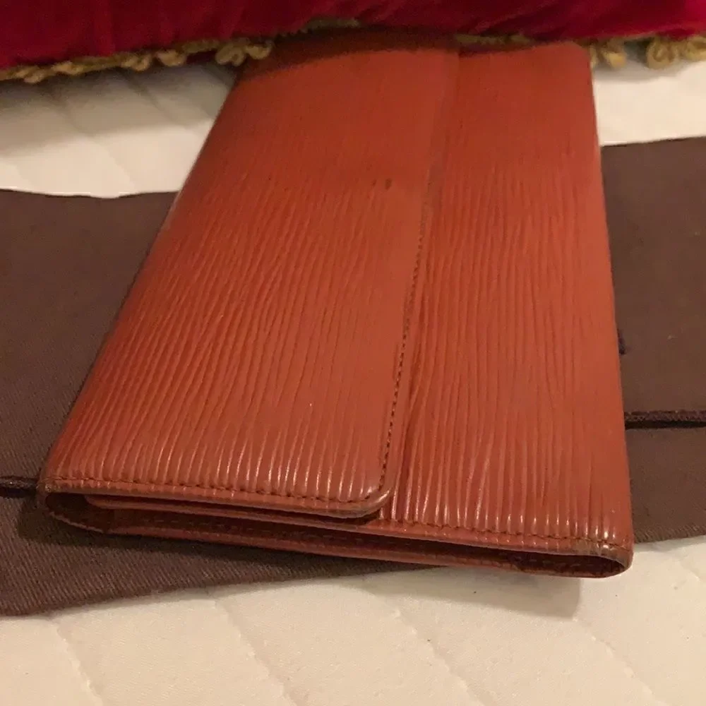 Authentic Louis Vuitton long epi wallet unisex